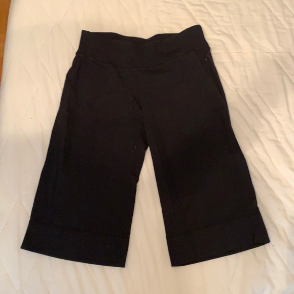 Lululemon wide leg capris - Picture 1 of 3